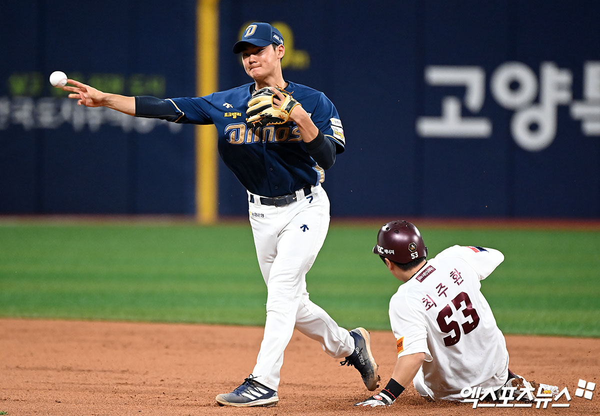 22일 오후 서울 구로구 고척스카이돔에서 열린 '2024 신한 SOL Bank KBO리그' NC 다이노스와 키움 히어로즈의 경기, 2회말 무사 1루 NC 김주원이 키움 김휘집의 번트때 최주환을 포스아웃 시킨 후 1루로 송구하고 있다. 엑스포츠뉴스 DB