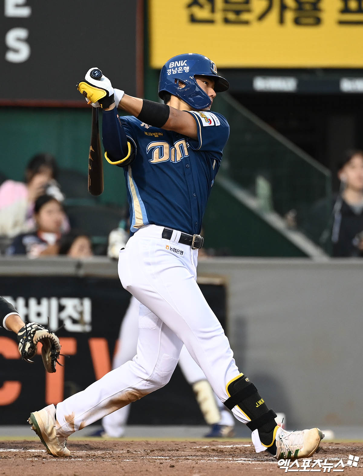 29일 오후 대전한화생명이글스파크에서 열린 '2024 신한 SOL Bank KBO리그' NC 다이노스와 한화 이글스의 경기, 5회초 무사 1루 NC 김주원이 병살타를 때려내고 있다. 엑스포츠뉴스 DB