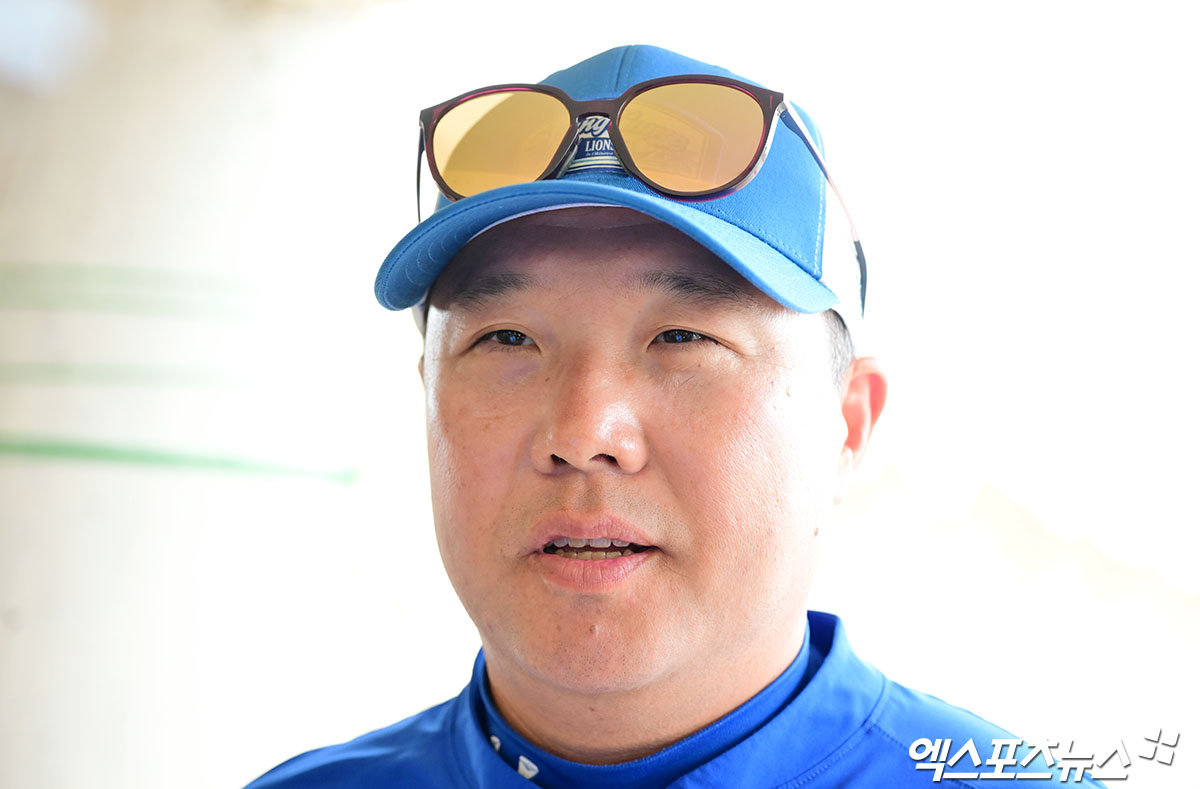 2일 오후 일본 오키나와 온나손 아카마 구장에서 열리는 KIA 타이거즈와 삼성 라이온즈의 연습경기, 삼성 박진만 감독이 취재진과 대화를 나누고 있다. 엑스포츠뉴스 DB