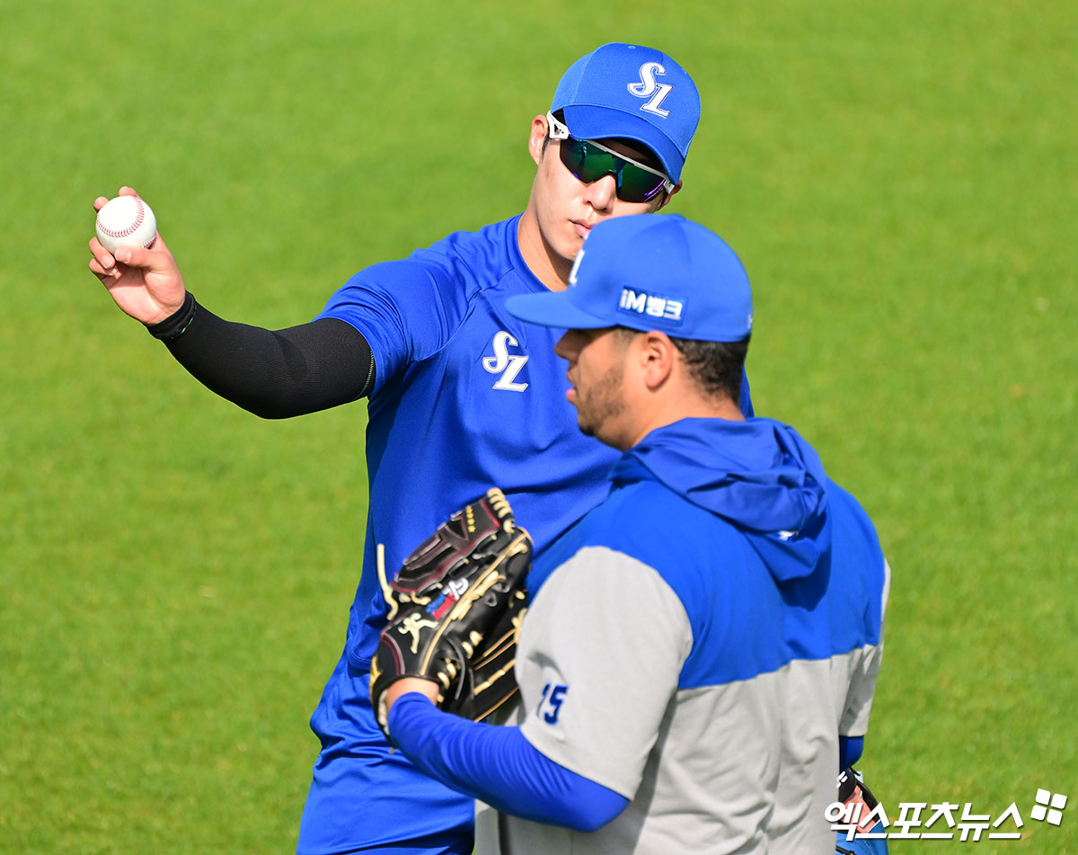 1일 오후 일본 오키나와 온나손 구장에서 열리는 LG 트윈스와 삼성 라이온즈의 연습경기, 삼성 원태인이 후라도와 대화를 나누고 있다. 엑스포츠뉴스 DB