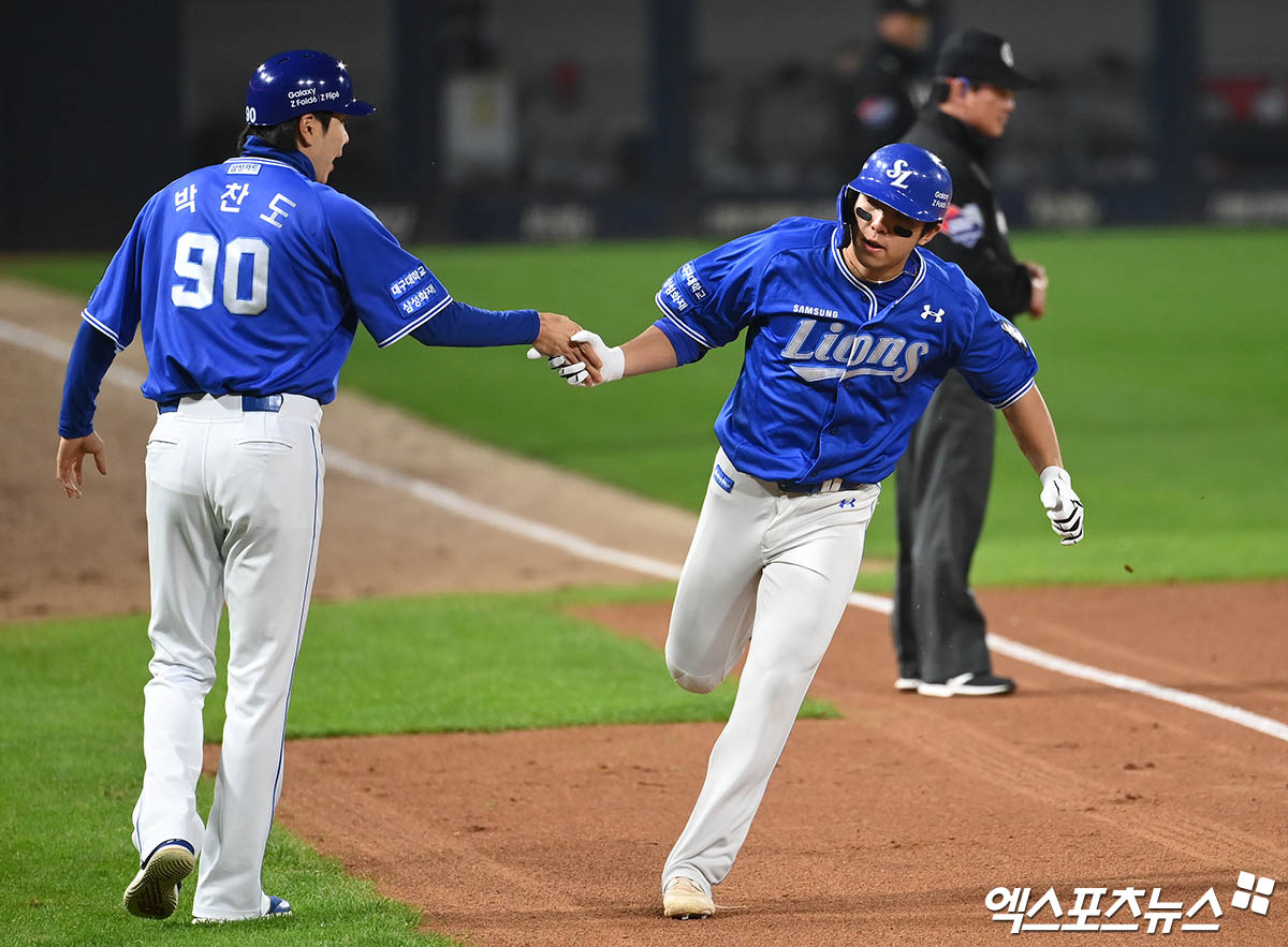 28일 오후 광주기아챔피언스필드에서 열린 '2024 신한 SOL Bank KBO 한국시리즈' 삼성 라이온즈와 KIA 타이거즈의 5차전 경기, 1회초 2사 삼성 김영웅이 KIA 선발투수 양현종 상대로 백투백 솔로 홈런을 때려낸 뒤 박찬도 코치와 하이파이브를 나누고 있다. 엑스포츠뉴스 DB