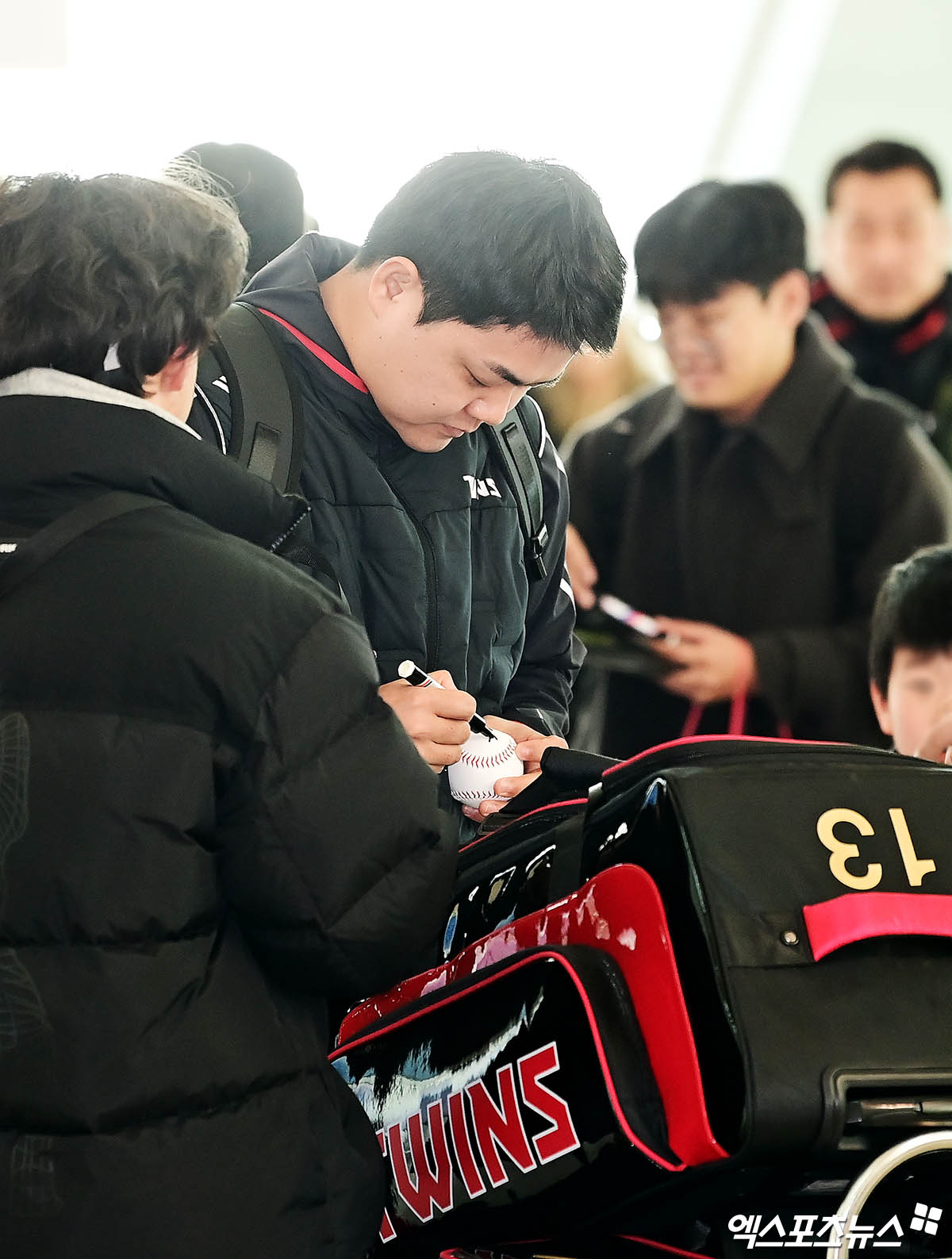 LG 트윈스 장현식이 지난 1월 말 스프링캠프 출국을 위해 공항에 도착한 뒤 팬들에게 사인해 주고 있다. 엑스포츠뉴스 DB