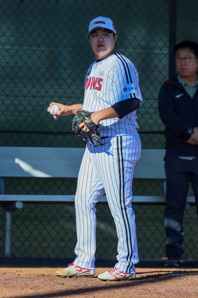 LG 트윈스 장현식이 올해 미국 스프링캠프에서 불펜 피칭에 임하고 있다. LG 트윈스