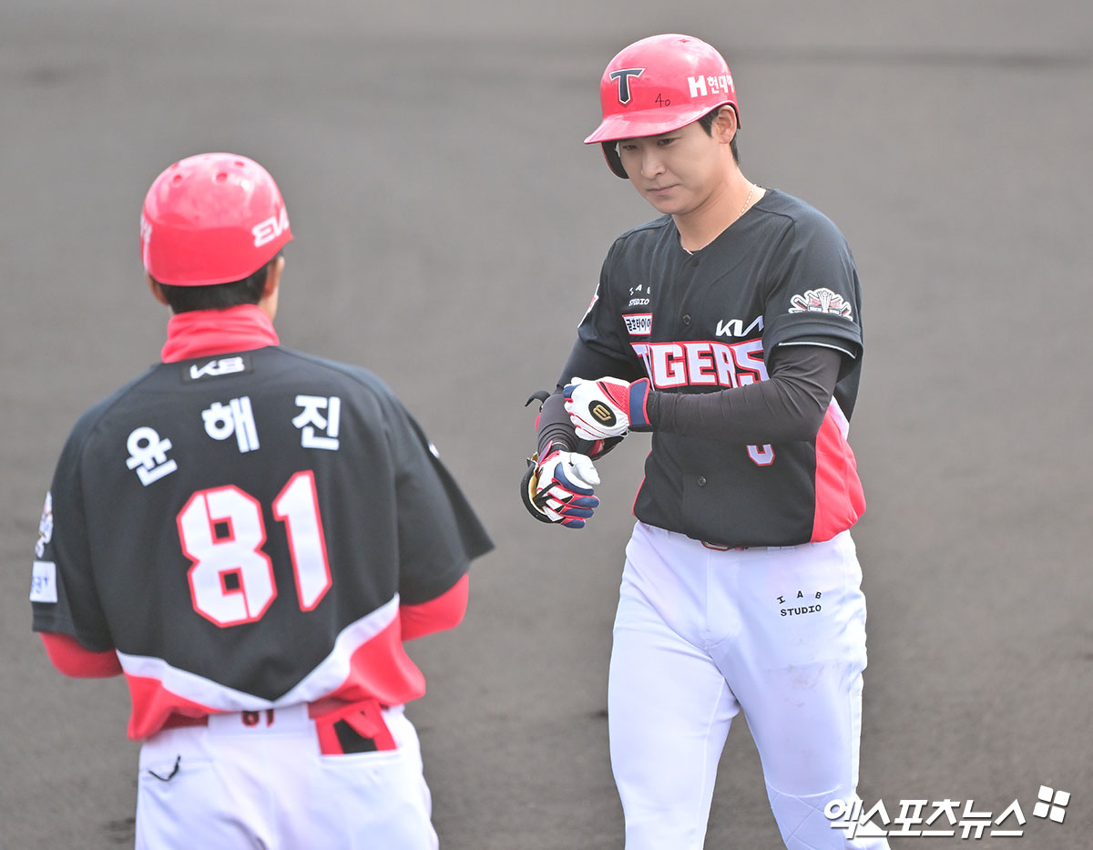 홍종표는 8일 부산 사직야구장에서 열리는 2025 KBO 시범경기 개막전 롯데 자이언츠와의 경기에 앞서 훈련을 마친 뒤 '우선 지난해 정규시즌 말미에 개인 사생활 문제를 일으켜 정중하게 사과의 말을 전하고 싶었다. KIA 팬들께서 걱정하시는 광주 지역 비하 발언은 하지 않았다'고 말했다. KIA 구단은 홍종표의 사생활 논란이 불거진 직후 그를 1군 엔트리에서 제외했다. 자체 징계위원회를 열고 제재금 부과, 공식 훈련 참가 정지, 한국시리즈 엔트리 제외, 마무리 캠프 제외 등 철퇴를 내렸다. 엑스포츠뉴스DB