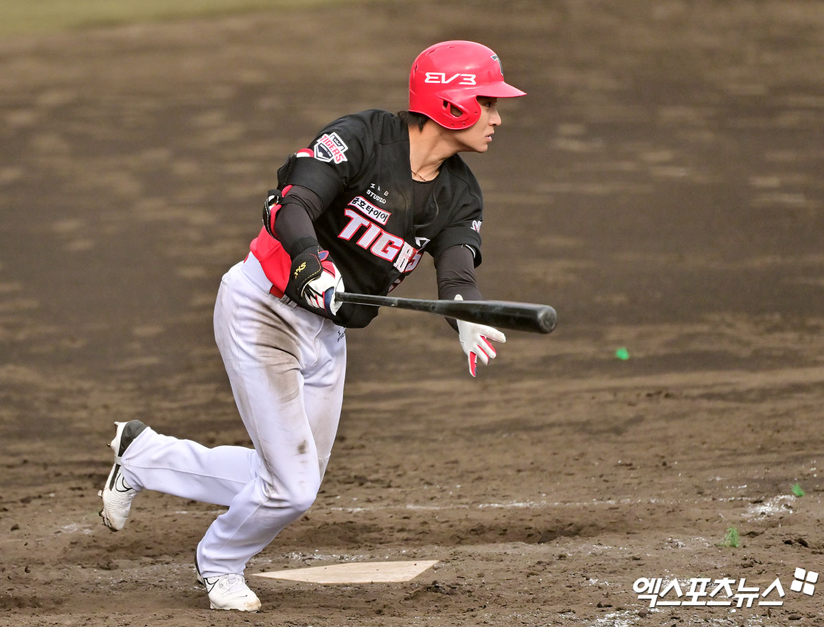 홍종표는 8일 부산 사직야구장에서 열리는 2025 KBO 시범경기 개막전 롯데 자이언츠와의 경기에 앞서 훈련을 마친 뒤 '우선 지난해 정규시즌 말미에 개인 사생활 문제를 일으켜 정중하게 사과의 말을 전하고 싶었다. KIA 팬들께서 걱정하시는 광주 지역 비하 발언은 하지 않았다'고 말했다. KIA 구단은 홍종표의 사생활 논란이 불거진 직후 그를 1군 엔트리에서 제외했다. 자체 징계위원회를 열고 제재금 부과, 공식 훈련 참가 정지, 한국시리즈 엔트리 제외, 마무리 캠프 제외 등 철퇴를 내렸다. 엑스포츠뉴스DB