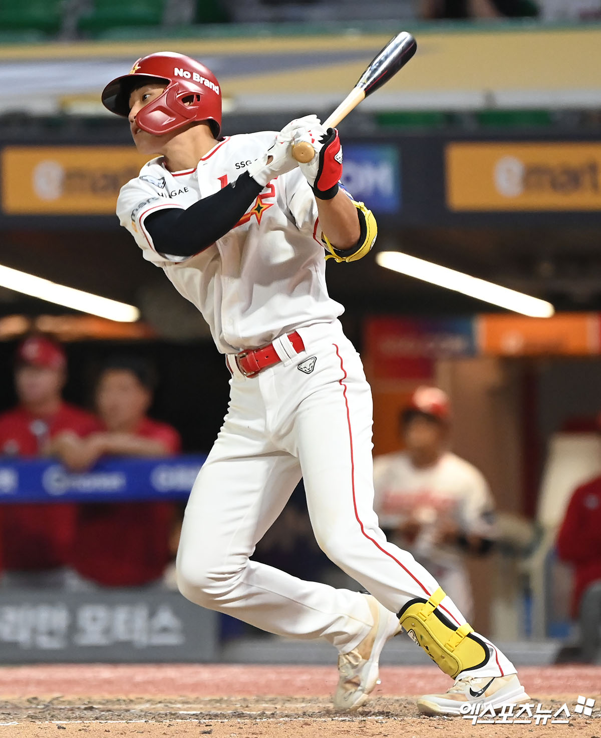 12일 오후 인천SSG랜더스필드에서 열린 '2024 신한 SOL Bank KBO리그' KIA 타이거즈와 SSG 랜더스의 경기, 8회말 1사 1루 SSG 박지환이 좌전안타를 날리고 있다. 엑스포츠뉴스 DB