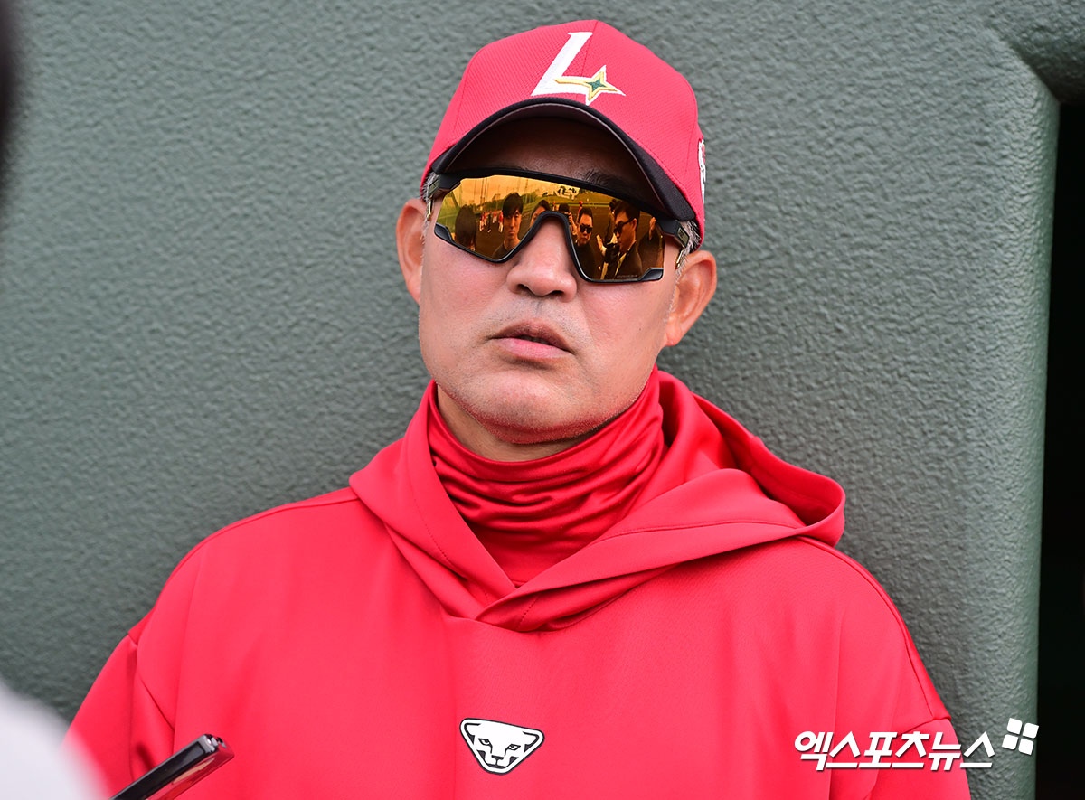 28일 오후 일본 오키나와 구시가와 구장에서 열리는 KT 위즈와 SSG 랜더스의 연습경기, SSG 이숭용 감독이 취재진과 대화를 나누고 있다. 엑스포츠뉴스 DB