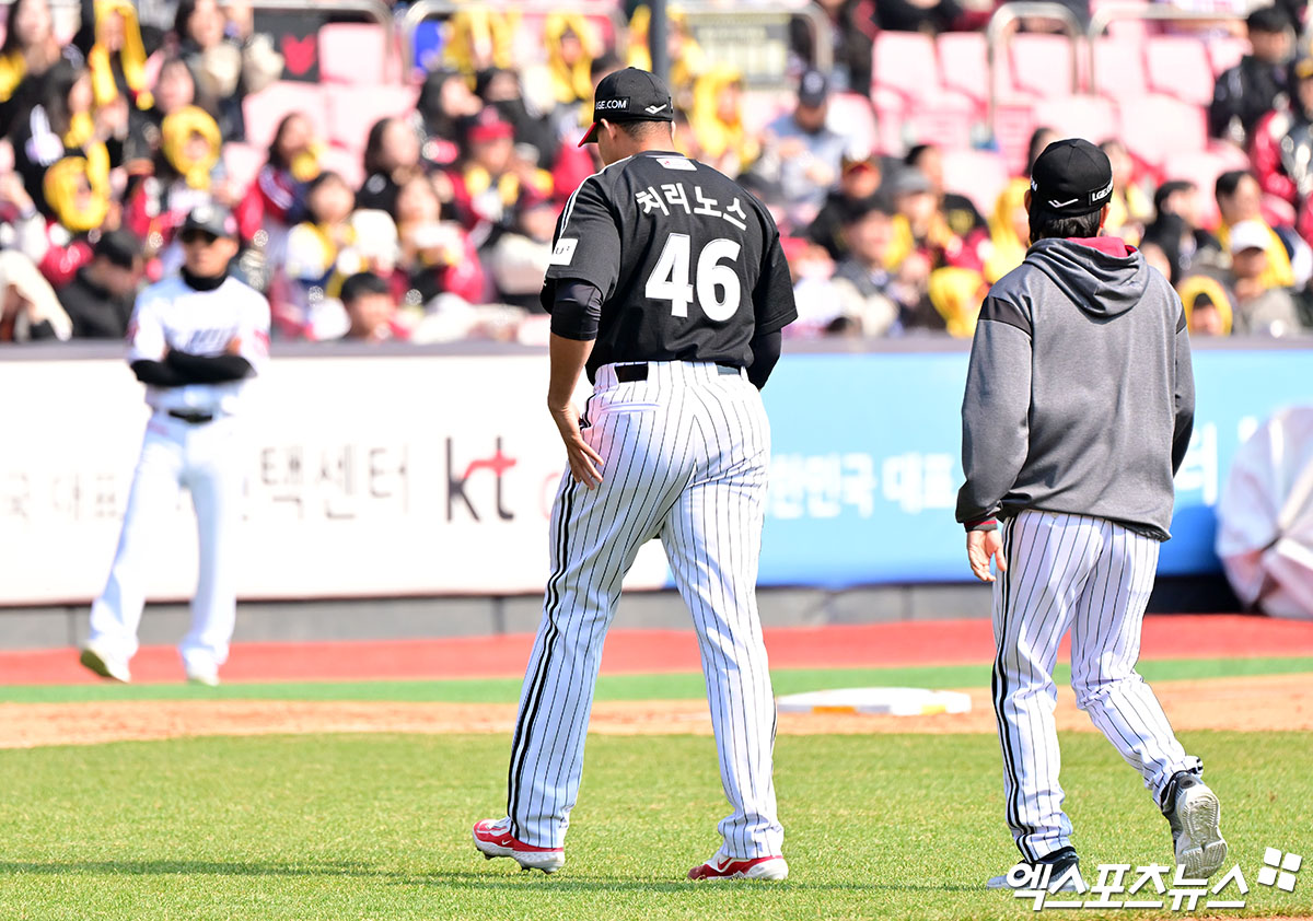 LG 트윈스 요니 치리노스가 8일 수원 KT위즈파크에서 열린 KT 위즈와의 시범경기에 선발 등판해 투구하다 교체되고 있다. 수원, 김한준 기자