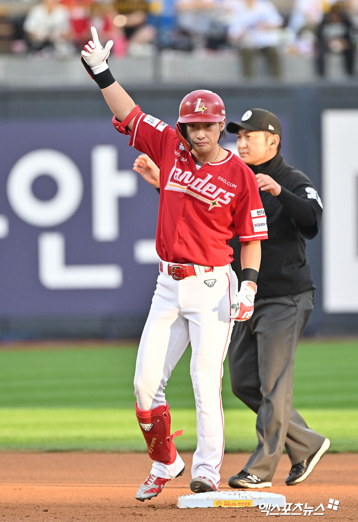 1일 오후 수원KT위즈파크에서 열린 '2024 신한 SOL Bank KBO리그' SSG 랜더스와 KT 위즈의 5위 결정전 경기, 3회초 1사 SSG 최지훈이 2루타를 날린 후 세리머니를 하고 있다. 엑스포츠뉴스 DB