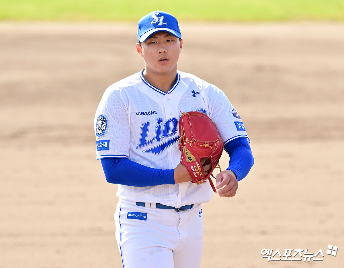 2일 오후 일본 오키나와 온나손 아카마 구장에서 열린 KIA 타이거즈와 삼성 라이온즈의 연습경기, 7회초 수비를 마친 삼성 배찬승이 더그아웃으로 향하고 있다. 엑스포츠뉴스 DB