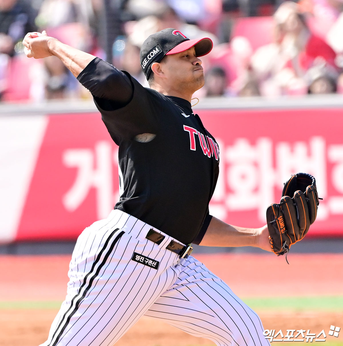 LG 트윈스 요니 치리노스가 8일 수원 KT위즈파크에서 열린 KT 위즈와의 시범경기에 선발 등판해 투구하고 있다. 수원, 김한준 기자