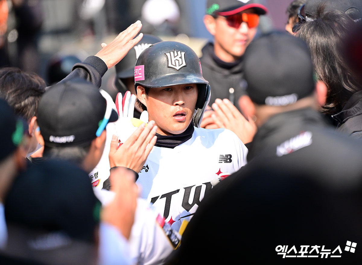 KT 위즈 배정대가 8일 수원 KT위즈파크에서 열린 LG 트윈스와의 시범경기에서 홈런을 친 뒤 더그아웃에서 동료들의 축하를 받고 있다. 수원, 김한준 기자