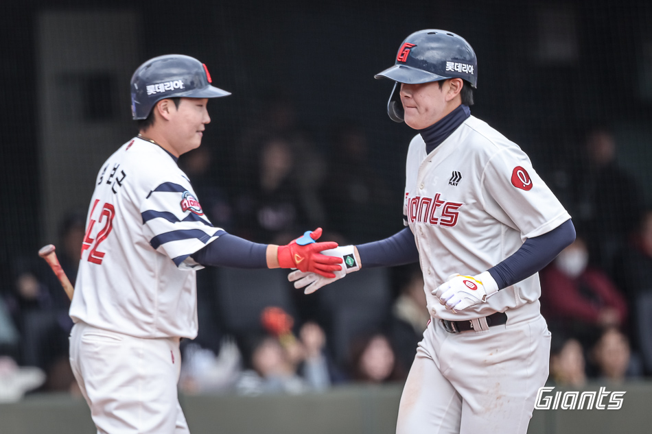 롯데 자이언츠 나승엽(오른쪽)이 8일 부산 사직야구장에서 열린 2025 신한 SOL Bank KBO 시범경기 개막전에서 KIA 타이거즈를 상대로 6회말 솔로 홈런을 기록했다. 사진 롯데 자이언츠