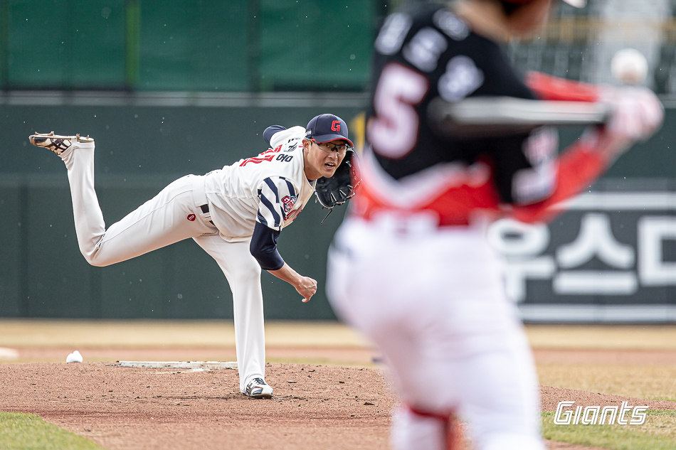 롯데 자이언츠 우완 박세웅이 8일 부산 사직야구장에서 열린 2025 신한 SOL Bank KBO 시범경기 개막전에서 KIA 타이거즈를 상대로 4이닝 3실점(2자책)을 기록했다. 사진 롯데 자이언츠
