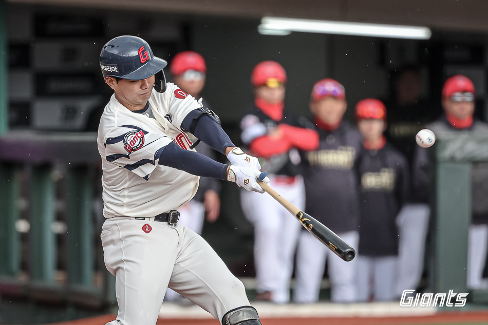 롯데 자이언츠 내야수 손호영이 8일 부산 사직야구장에서 열린 2025 신한 SOL Bank KBO 시범경기 개막전에서 KIA 타이거즈를 상대로 1회말 선제 1타점 적시타를 기록했다. 사진 롯데 자이언츠