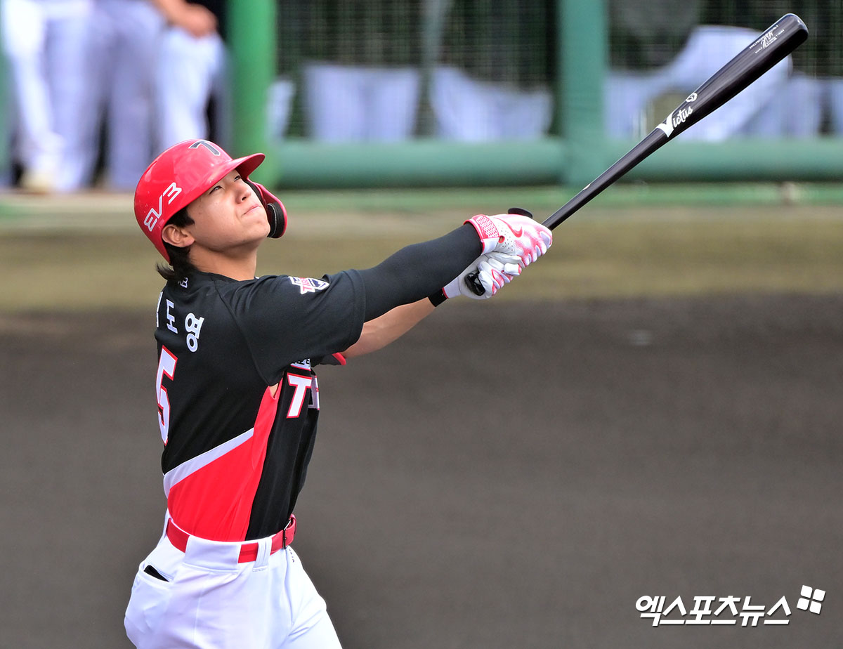 KIA 타이거즈 김도영이 8일 부산 사직야구장에서 열린 2025 신한 SOL Bank KBO 시범경기 개막전에서 롯데 자이언츠를 상대로 3회초 1타점 적시타를 기록했다. 사진 엑스포츠뉴스 DB