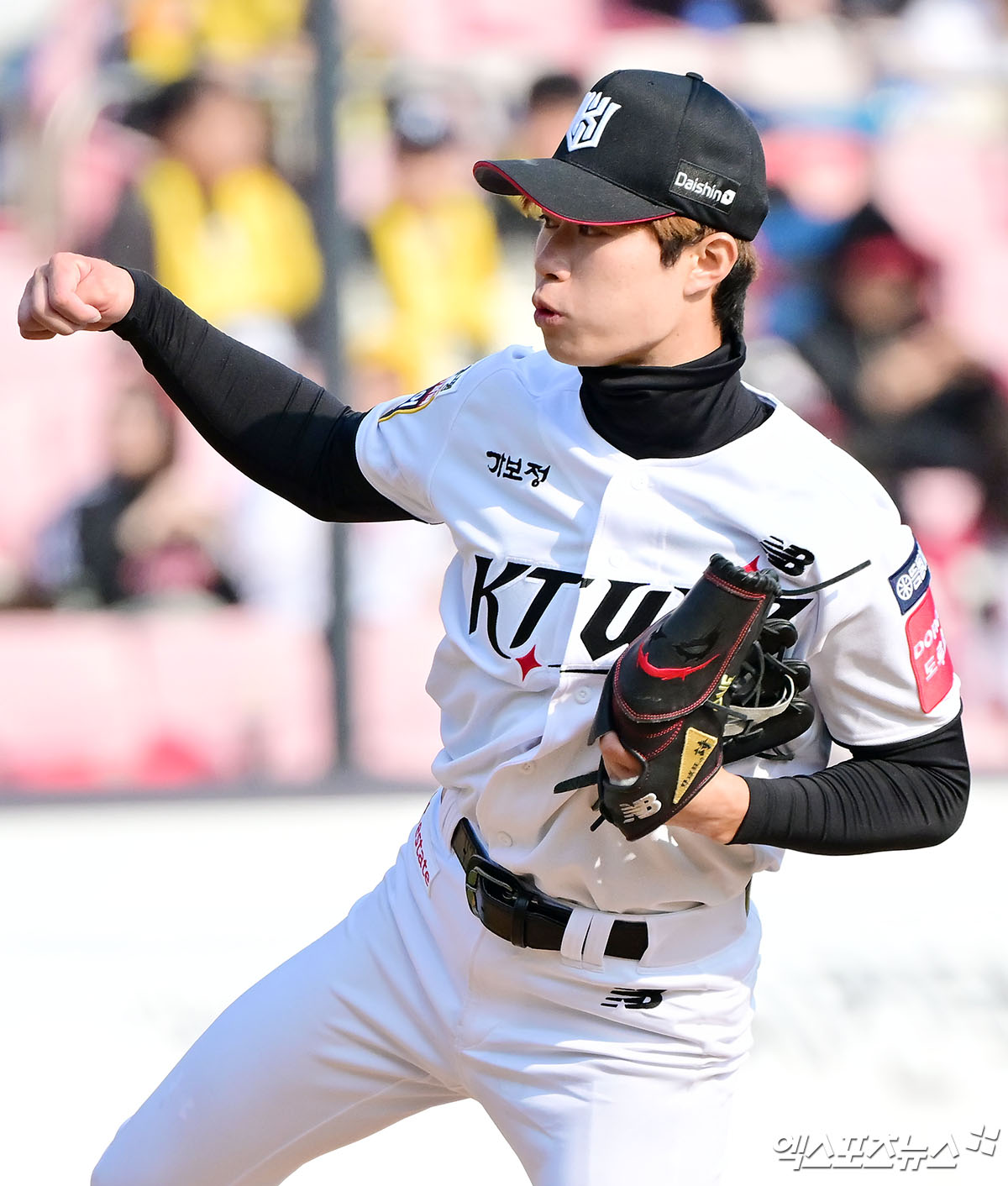 KT 위즈 원상현이 8일 수원 KT위즈파크에서 열린 LG 트윈스와의 시범경기에 구원 등판해 투구하고 있다. 수원, 김한준 기자