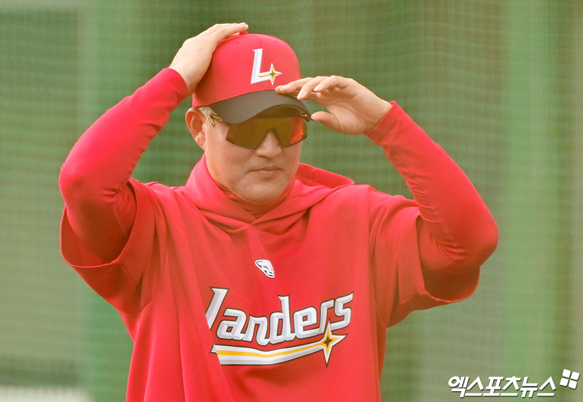 28일 오후 일본 오키나와 구시가와 구장에서 열린 KT 위즈와 SSG 랜더스의 연습경기, KT와 SSG가 5:5 무승부를 기록했다.  SSG 이숭용 감독이 그라운드를 빠져나가고 있다. 엑스포츠뉴스 DB