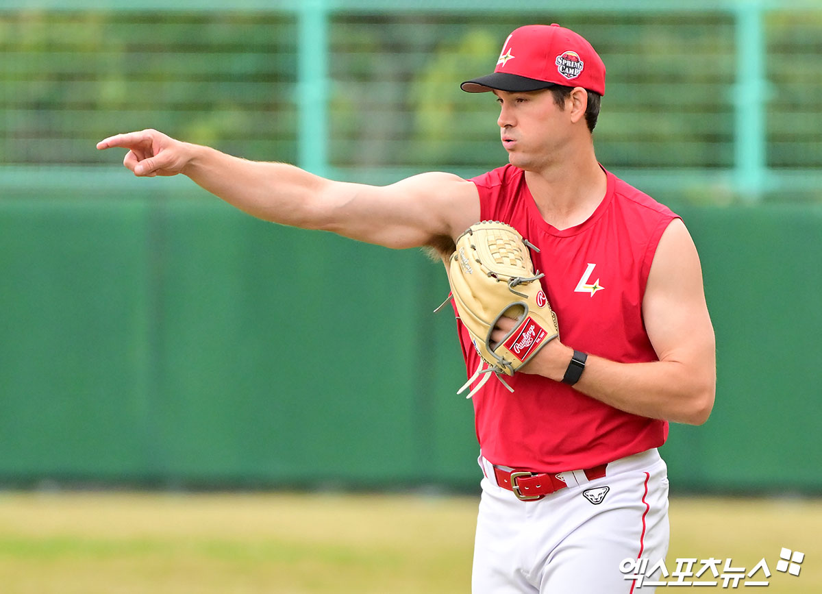 24일 오전 일본 오키나와 고친다 구장에서 진행된 SSG 랜더스 스프링캠프, SSG 앤더슨이 캐치볼을 하고 있다. 엑스포츠뉴스 DB