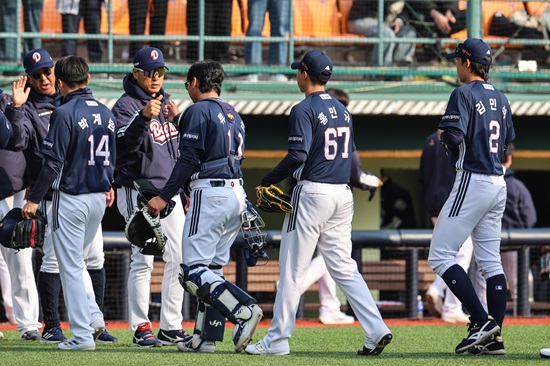 두산 베어스가 8일 시범경기 한화 이글스전에서 마운드와 타선의 고른 활약 속에 6-4로 승리했다. 두산 베어스