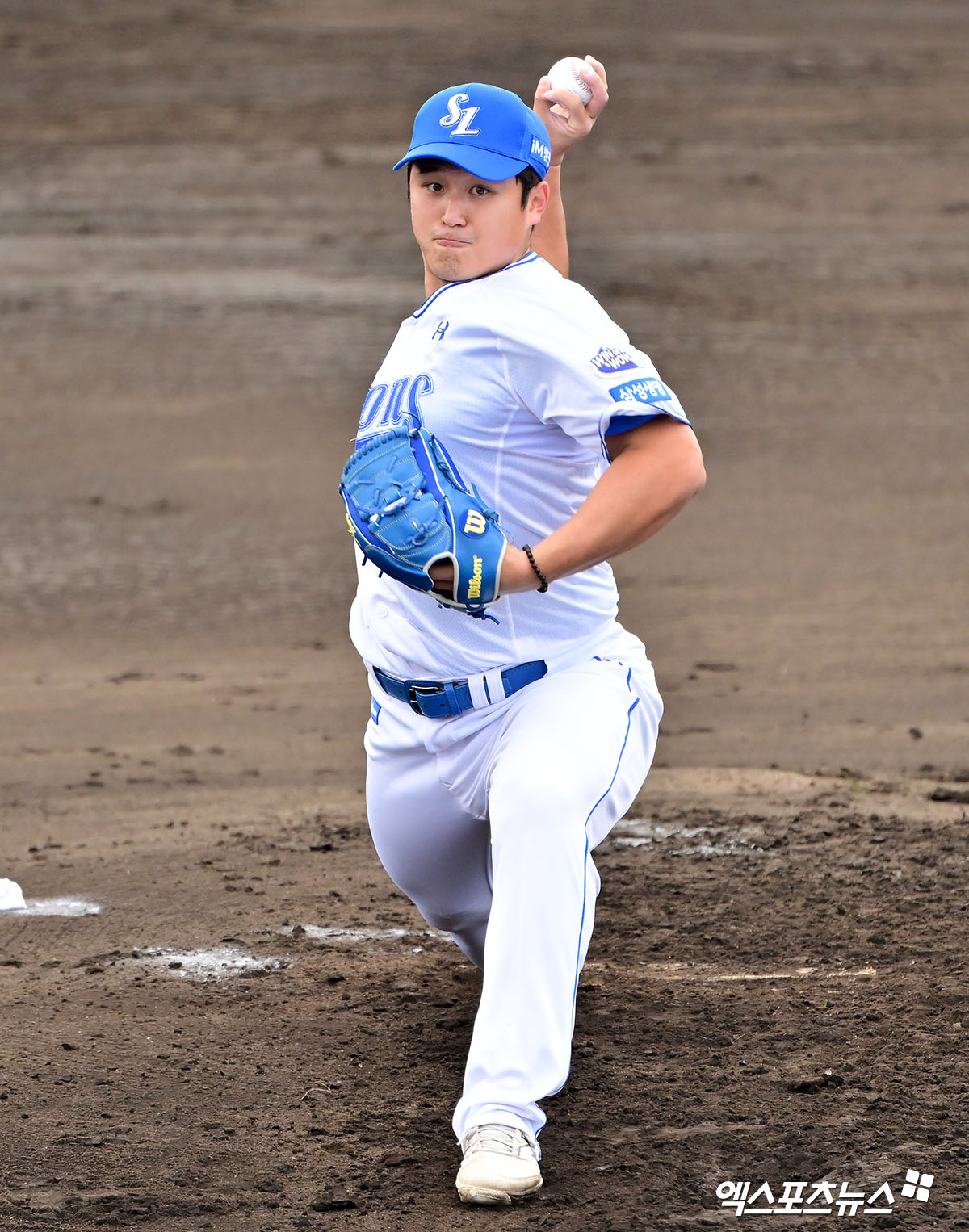 25일 오후 일본 오키나와 온나손 구장에서 열린 SSG 랜더스와 삼성 라이온즈의 연습경기, 3회초 삼성 최원태가 공을 힘차게 던지고 있다. 엑스포츠뉴스 DB