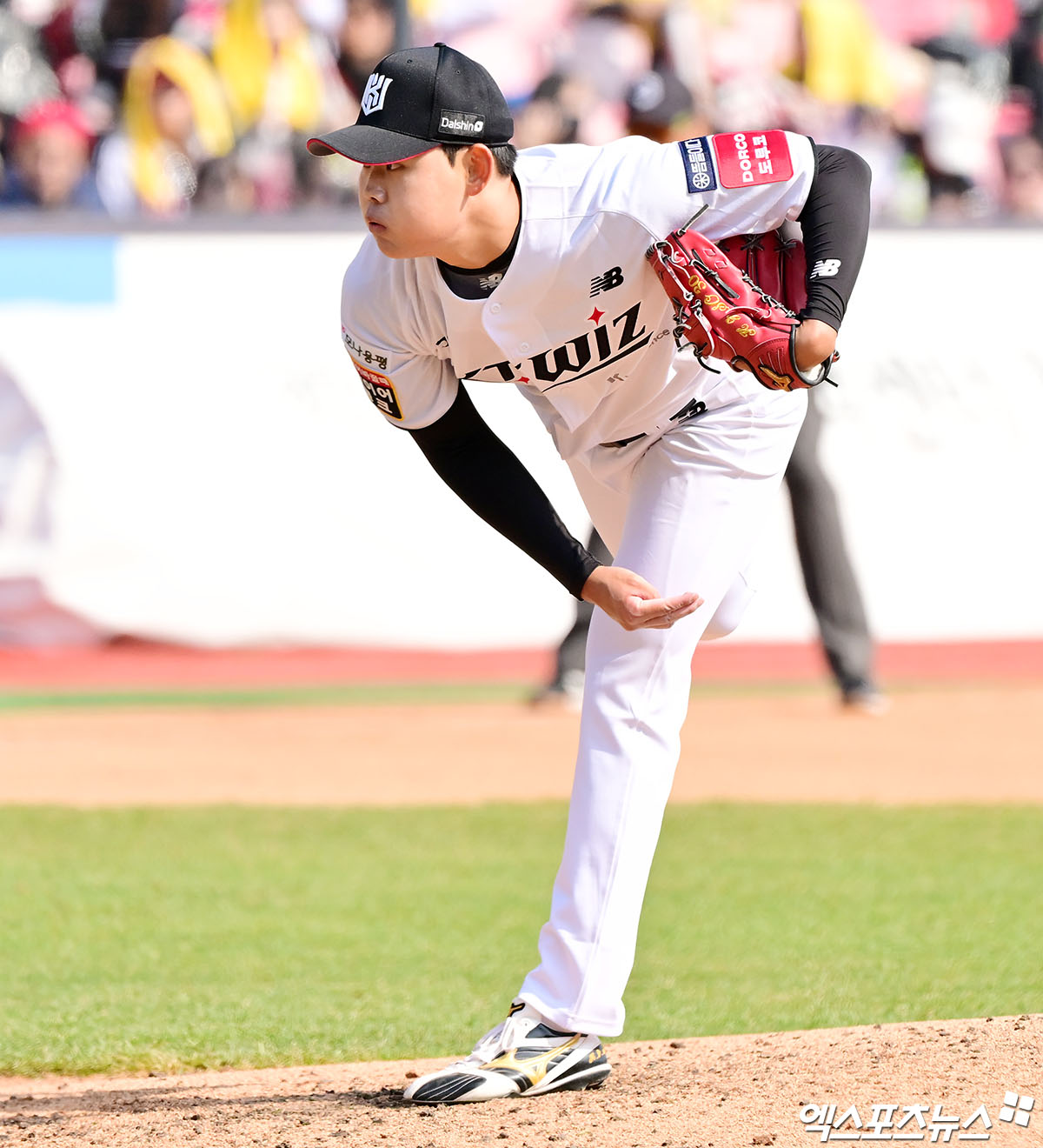 KT 위즈 소형준이 8일 수원 KT위즈파크에서 열린 LG 트윈스와의 시범경기에 구원 등판해 투구하고 있다. 수원, 김한준 기자