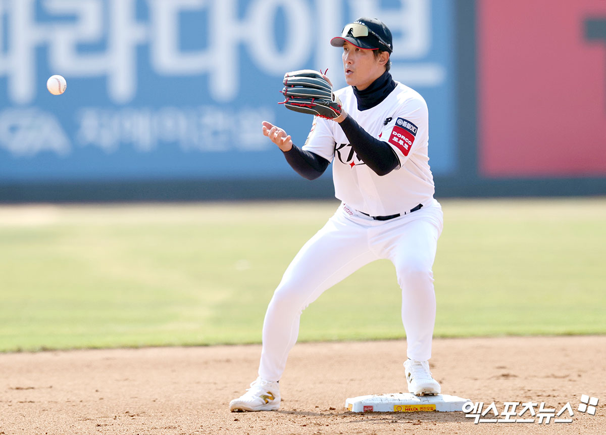 KT 위즈 황재균이 8일 수원 KT위즈파크에서 열린 LG 트윈스와의 시범경기에 2루수로 선발 출전해 수비하고 있다. 수원, 김한준 기자