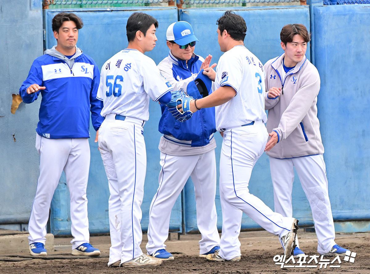 25일 오후 일본 오키나와 온나손 구장에서 열린 SSG 랜더스와 삼성 라이온즈의 연습경기, 4회초 수비를 마친 삼성 최원태가 더그아웃에서 하이파이브를 하고 있다. 엑스포츠뉴스 DB