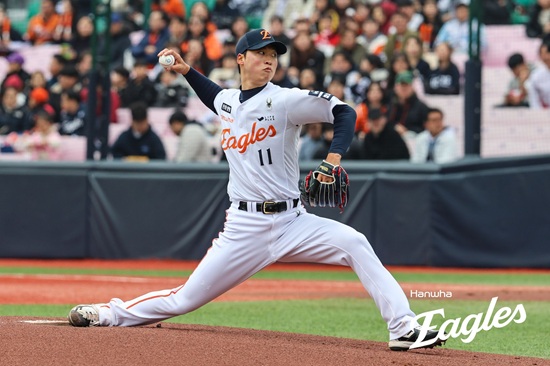 한화 이글스 투수 엄상백이 8일 시범경기 첫 경기 두산전에 선발 등판해 3.2이닝 3실점을 기록했다. 엑스포츠뉴스 DB
