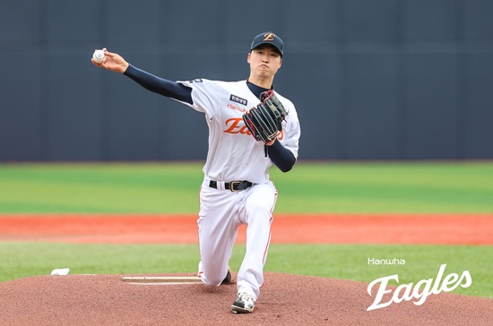 한화 이글스 투수 엄상백이 8일 시범경기 첫 경기 두산전에 선발 등판해 3.2이닝 3실점을 기록했다. 한화 이글스