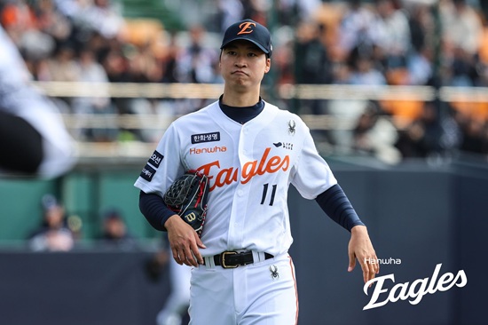 한화 이글스 투수 엄상백이 8일 시범경기 첫 경기 두산전에 선발 등판해 3.2이닝 3실점을 기록했다. 한화 이글스