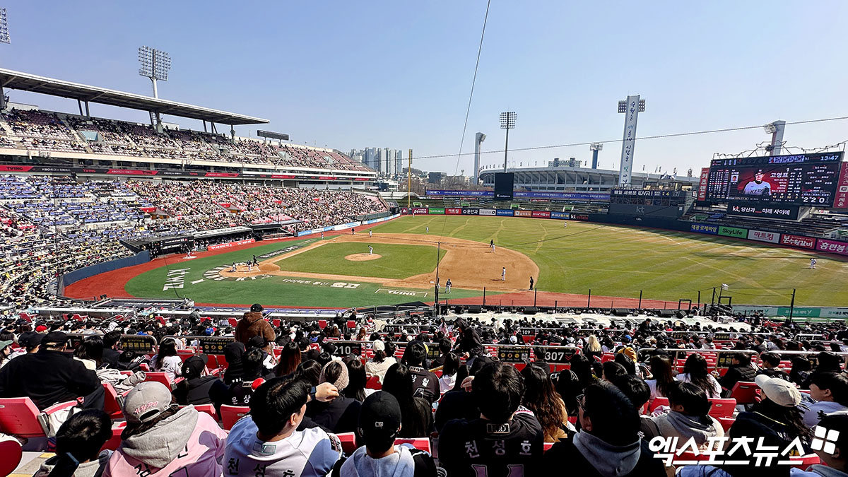지난해 정규리그 사상 처음으로 1000만 관중을 돌파하며 흥행 대성공을 거둔 프로야구 KBO리그가 8일 전국 5개 구장에서 시범경기에 돌입한 가운데, 쌀쌀한 날씨에도 2015년 10개 구단 체제 이후 개막전 역대 최다 관중 신기록이 수립됐다. 시범경기는 8일 부산 사직구장과 대구 삼성라이온즈파크, 창원 NC파크, 수원 KT위즈파크, 청주 청주야구장 등 5개 구장에서 열렸다. 총 6만7265명이 들어차면서 2015년 시범경기 개막전에 수립됐던 기존 기록 3만6589명을 무려 83.8% 경신했다. 한화가 제2홈구장으로 쓰는 청주야구장은 9000명이 꽉 들어차 매진을 기록했다. 수원, 김한준 기자