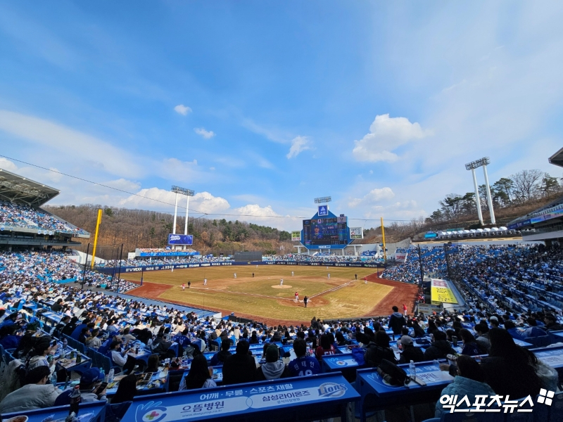 지난해 정규리그 사상 처음으로 1000만 관중을 돌파하며 흥행 대성공을 거둔 프로야구 KBO리그가 8일 전국 5개 구장에서 시범경기에 돌입한 가운데, 쌀쌀한 날씨에도 2015년 10개 구단 체제 이후 개막전 역대 최다 관중 신기록이 수립됐다. 시범경기는 8일 부산 사직구장과 대구 삼성라이온즈파크, 창원 NC파크, 수원 KT위즈파크, 청주 청주야구장 등 5개 구장에서 열렸다. 총 6만7265명이 들어차면서 2015년 시범경기 개막전에 수립됐던 기존 기록 3만6589명을 무려 83.8% 경신했다. 한화가 제2홈구장으로 쓰는 청주야구장은 9000명이 꽉 들어차 매진을 기록했다. 대구, 유준상 기자