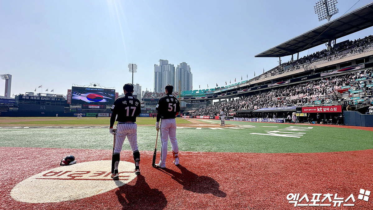 지난해 정규리그 사상 처음으로 1000만 관중을 돌파하며 흥행 대성공을 거둔 프로야구 KBO리그가 8일 전국 5개 구장에서 시범경기에 돌입한 가운데, 쌀쌀한 날씨에도 2015년 10개 구단 체제 이후 개막전 역대 최다 관중 신기록이 수립됐다. 시범경기는 8일 부산 사직구장과 대구 삼성라이온즈파크, 창원 NC파크, 수원 KT위즈파크, 청주 청주야구장 등 5개 구장에서 열렸다. 총 6만7265명이 들어차면서 2015년 시범경기 개막전에 수립됐던 기존 기록 3만6589명을 무려 83.8% 경신했다. 한화가 제2홈구장으로 쓰는 청주야구장은 9000명이 꽉 들어차 매진을 기록했다. 수원, 김한준 기자