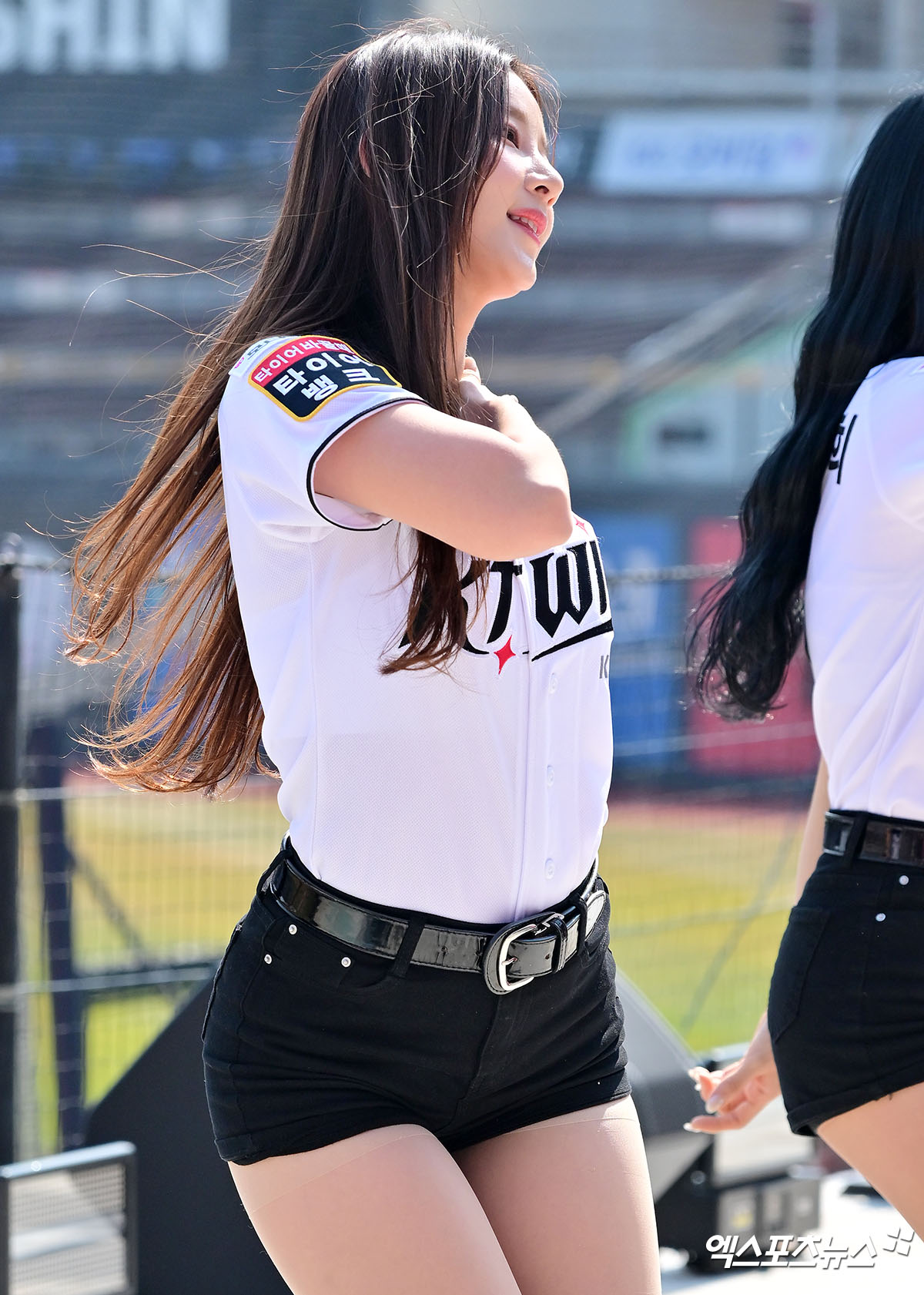 지난해 정규리그 사상 처음으로 1000만 관중을 돌파하며 흥행 대성공을 거둔 프로야구 KBO리그가 8일 전국 5개 구장에서 시범경기에 돌입한 가운데, 쌀쌀한 날씨에도 2015년 10개 구단 체제 이후 개막전 역대 최다 관중 신기록이 수립됐다. 시범경기는 8일 부산 사직구장과 대구 삼성라이온즈파크, 창원 NC파크, 수원 KT위즈파크, 청주 청주야구장 등 5개 구장에서 열렸다. 총 6만7265명이 들어차면서 2015년 시범경기 개막전에 수립됐던 기존 기록 3만6589명을 무려 83.8% 경신했다. 한화가 제2홈구장으로 쓰는 청주야구장은 9000명이 꽉 들어차 매진을 기록했다. 수원, 김한준 기자