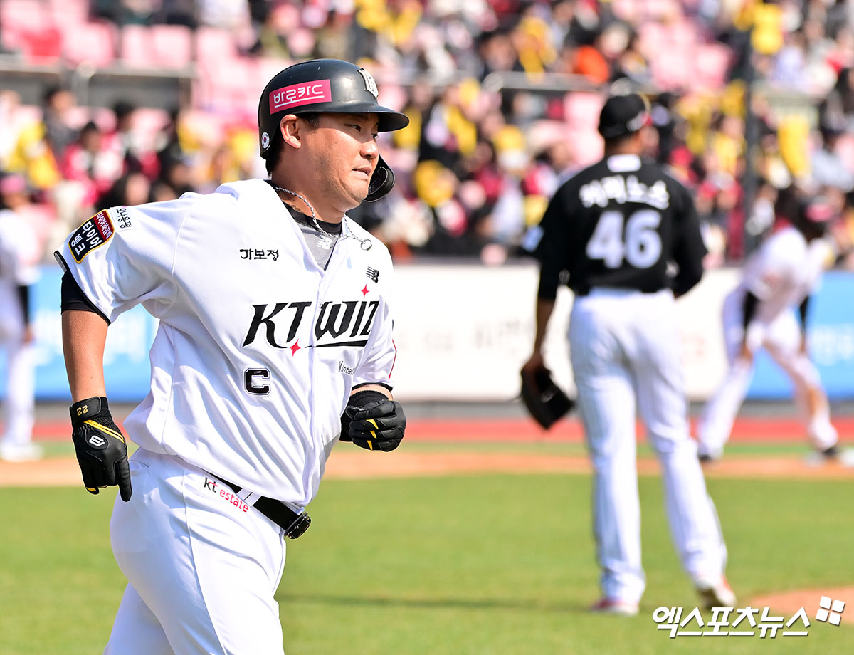 KT 위즈 장성우가 8일 수원 KT위즈파크에서 열린 LG 트윈스와의 시범경기에서 홈런을 친 뒤 베이스를 돌고 있다. 수원, 김한준 기자