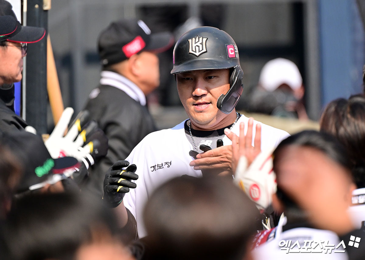 KT 위즈 장성우가 8일 수원 KT위즈파크에서 열린 LG 트윈스와의 시범경기에서 홈런을 친 뒤 더그아웃에서 축하 받고 있다. 수원, 김한준 기자