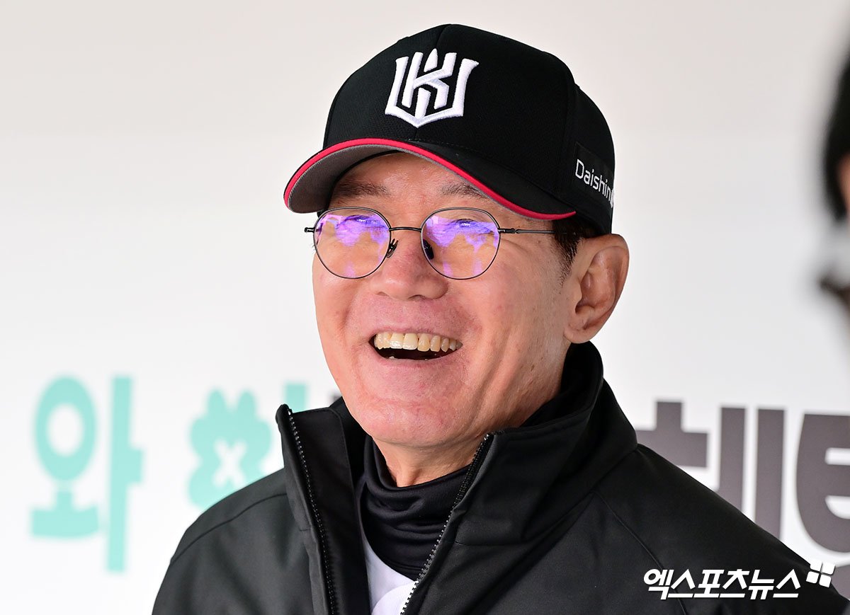 KT 위즈 이강철 감독이 8일 수원 KT위즈파크에서 LG 트윈스와의 시범경기를 앞두고 취재진과 인터뷰에 임하고 있다. 수원, 김한준 기자