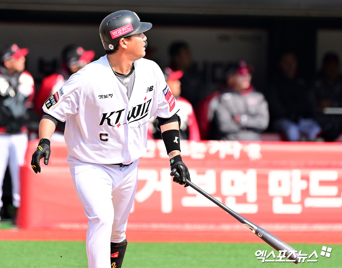 KT 위즈 장성우가 8일 수원 KT위즈파크에서 열린 LG 트윈스와의 시범경기에서 홈런을 친 뒤 타구를 지켜보고 있다. 수원, 김한준 기자