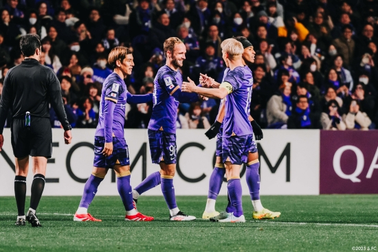 일본 J리그 산프레체 히로시마가 아시아축구연맹(AFC)으로부터 징꼐를 받았다. 이적 이틀 만에 유럽 출신 선수를 출전시키려다가 화를 입었다. AFC가 지난 8일(한국시간) 히로시마와 라이언 시티 세일러스(싱가포르)의 2024-2025시즌 AFC 챔피언스리그 2(ACLT) 8강 1차전 경기를 부정 선수 출전으로 인해 히로시마의 몰수패로 선언했다. 히로시마