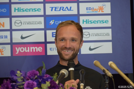 일본 J리그 산프레체 히로시마가 아시아축구연맹(AFC)으로부터 징꼐를 받았다. 이적 이틀 만에 유럽 출신 선수를 출전시키려다가 화를 입었다. AFC가 지난 8일(한국시간) 히로시마와 라이언 시티 세일러스(싱가포르)의 2024-2025시즌 AFC 챔피언스리그 2(ACLT) 8강 1차전 경기를 부정 선수 출전으로 인해 히로시마의 몰수패로 선언했다. 히로시마