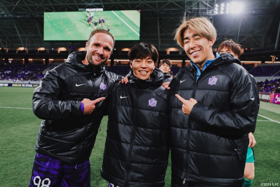 일본 J리그 산프레체 히로시마가 아시아축구연맹(AFC)으로부터 징꼐를 받았다. 이적 이틀 만에 유럽 출신 선수를 출전시키려다가 화를 입었다. AFC가 지난 8일(한국시간) 히로시마와 라이언 시티 세일러스(싱가포르)의 2024-2025시즌 AFC 챔피언스리그 2(ACLT) 8강 1차전 경기를 부정 선수 출전으로 인해 히로시마의 몰수패로 선언했다. 히로시마