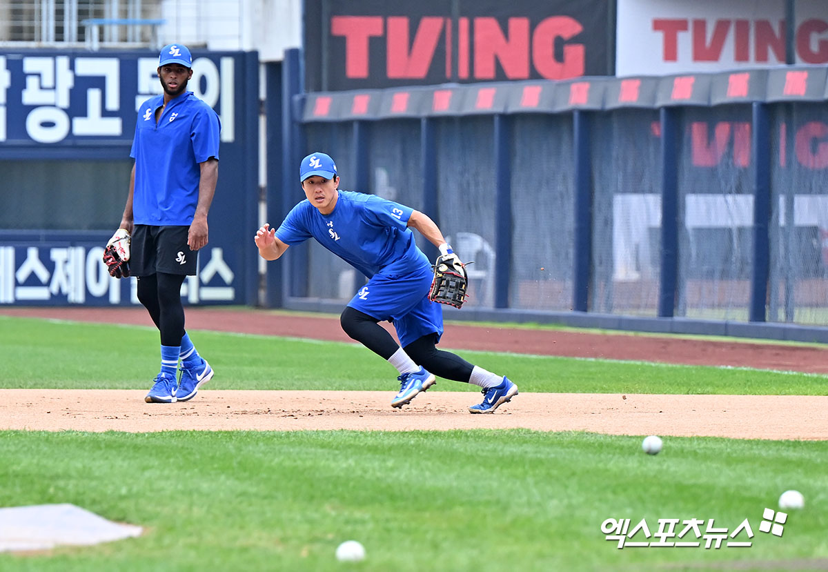 15일 오후 대구삼성라이온즈파크에서 열리는 '2024 신한 SOL Bank KBO 포스트시즌' LG 트윈스와 삼성 라이온즈의 플레이오프 2차전 경기, 삼성 이성규가 훈련에 임하고 있다. 엑스포츠뉴스 DB