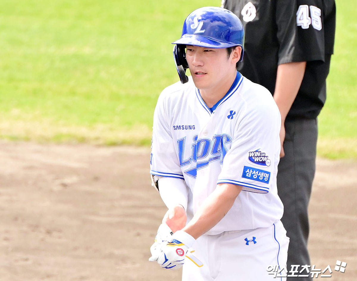 2일 오후 일본 오키나와 온나손 아카마 구장에서 열린 KIA 타이거즈와 삼성 라이온즈의 연습경기, 3회말 삼성 홍현빈이 안타를 날린 후 타임을 요청하고 있다. 엑스포츠뉴스 DB