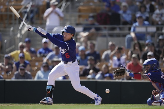 LA 다저스 내야수 김혜성이 경기 후반 교체 출전해 무안타에 그쳤다. 김혜성은 9일 미국 애리조나주 글렌데일 캐멀백랜치에서 열린 2025 메이저리그 시범경기 시카고 화이트삭스와 경기에 교체 출전해 1타수 무안타 1삼진을 기록했다. 김혜성의 시범경기 타율은 0.167에서 0.160(25타수 4안타)으로 내려갔다. 김혜성은 10일 오클랜드 애슬레틱스, 11일 애리조나 다이아몬드백스, 12일 클리블랜드 가디언스와 시범경기를 통해 18일과 19일 일본 도쿄돔에서 열리는 시카고 컵스와 개막시리즈 엔트리 승선을 노린다. 연합뉴스