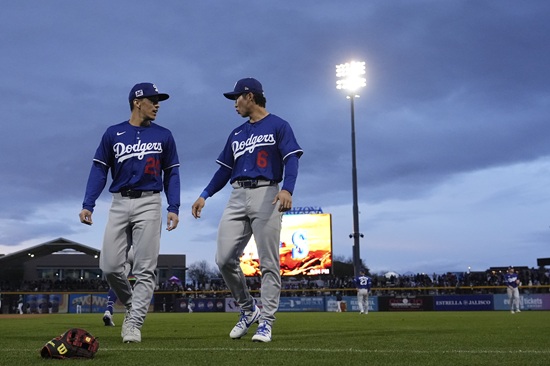 LA 다저스 내야수 김혜성이 경기 후반 교체 출전해 무안타에 그쳤다. 김혜성은 9일 미국 애리조나주 글렌데일 캐멀백랜치에서 열린 2025 메이저리그 시범경기 시카고 화이트삭스와 경기에 교체 출전해 1타수 무안타 1삼진을 기록했다. 김혜성의 시범경기 타율은 0.167에서 0.160(25타수 4안타)으로 내려갔다. 김혜성은 10일 오클랜드 애슬레틱스, 11일 애리조나 다이아몬드백스, 12일 클리블랜드 가디언스와 시범경기를 통해 18일과 19일 일본 도쿄돔에서 열리는 시카고 컵스와 개막시리즈 엔트리 승선을 노린다. 연합뉴스