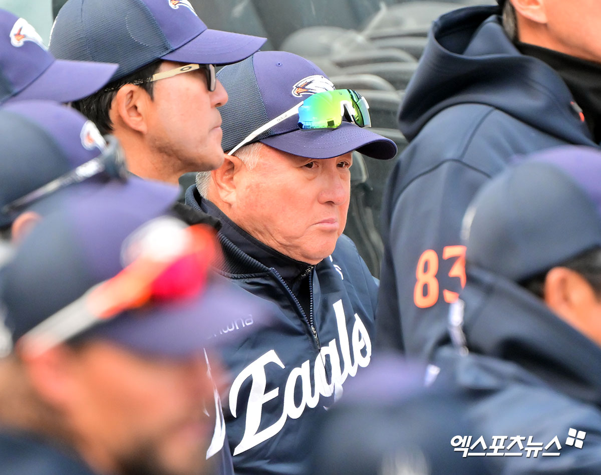 6일 오후 대전 한화생명 볼파크에서 열린 한화 청백전 경기, 한화 김경문 감독이 경기를 지켜보고 있다. 엑스포츠뉴스DB