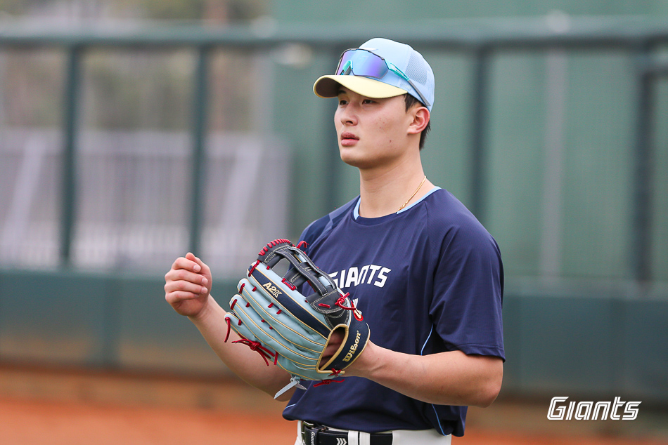 롯데 자이언츠 외야수 윤동희가 2025 시즌을 앞두고 수비 위치를 중견수에서 우익수로 이동한다. 사진 롯데 자이언츠