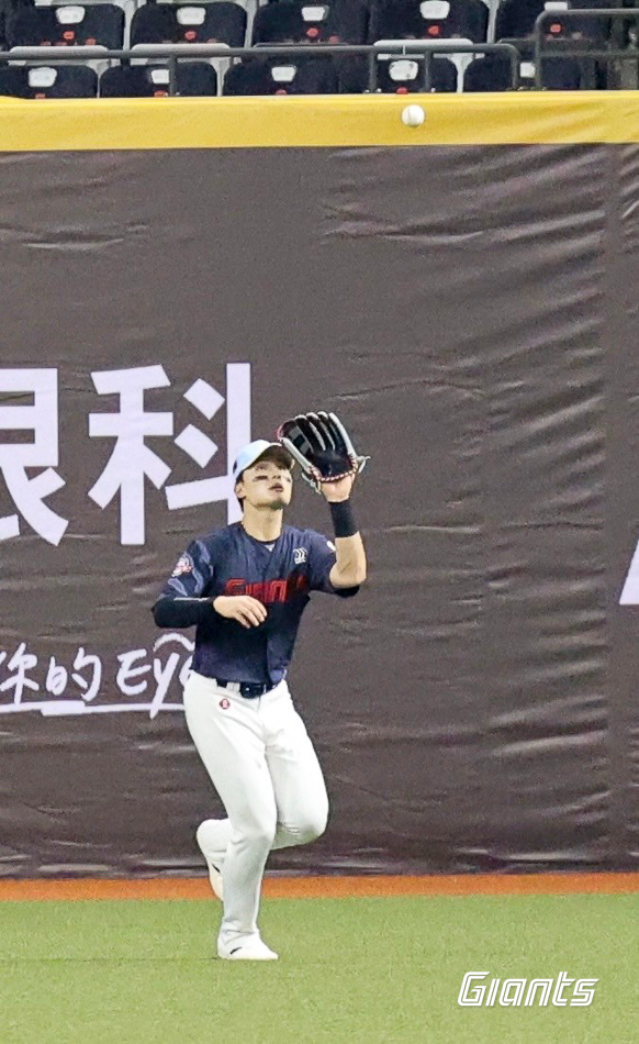 롯데 자이언츠 외야수 윤동희가 2025 시즌을 앞두고 수비 위치를 중견수에서 우익수로 이동한다. 사진 롯데 자이언츠