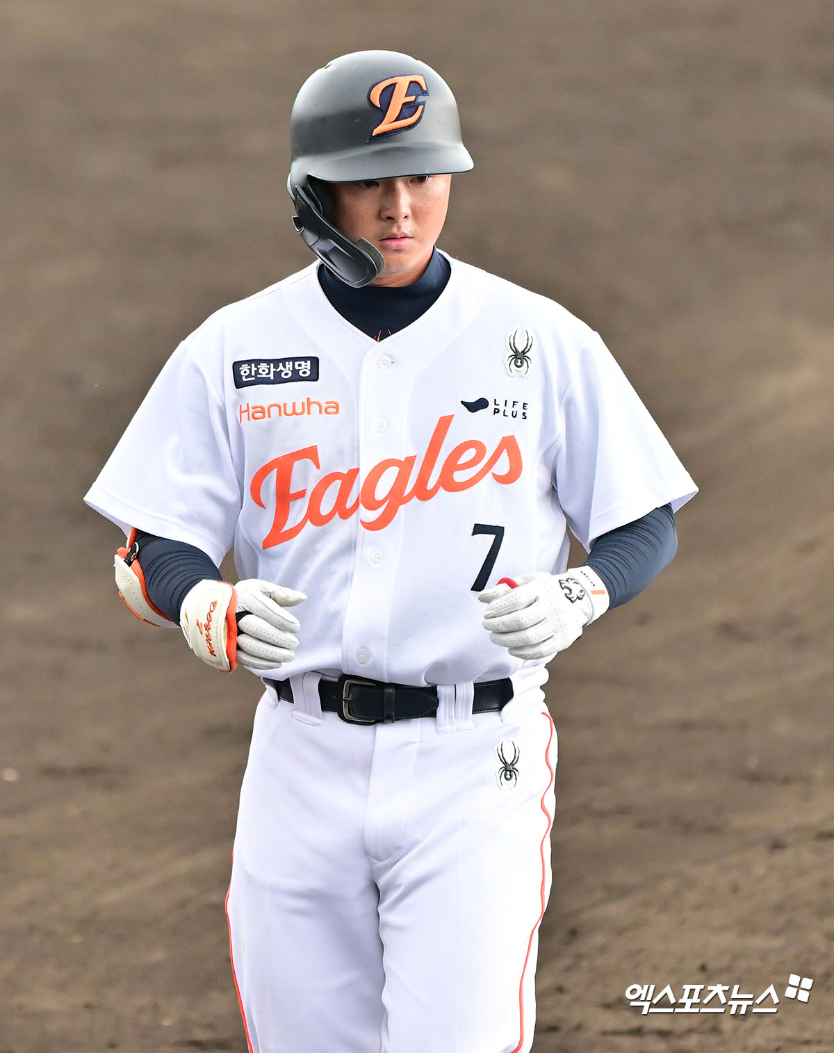 26일 오후 일본 오키나와 고친다 구장에서 열린 KT 위즈와 한화 이글스의 연습경기, 7회말 한화 이도윤이 1타점 적시타를 날린 후 귀루하고 있다. 엑스포츠뉴스DB